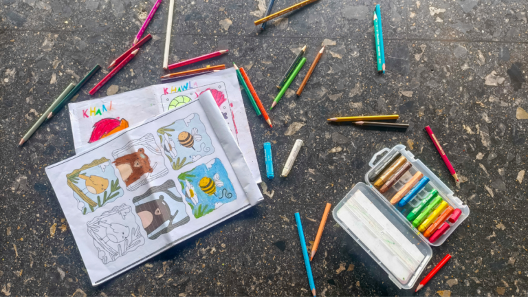 viele bunte Stifte und Malsachen