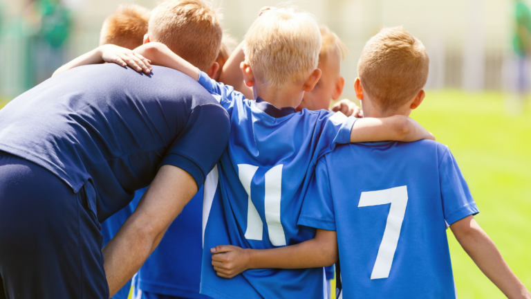 Gruppe von Kindern die Fußball spielen