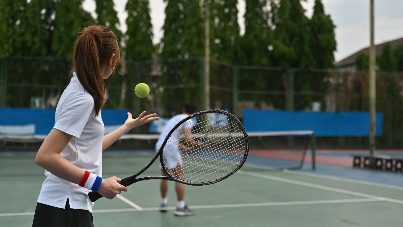 2 junge Menschen beim Tennis spielen