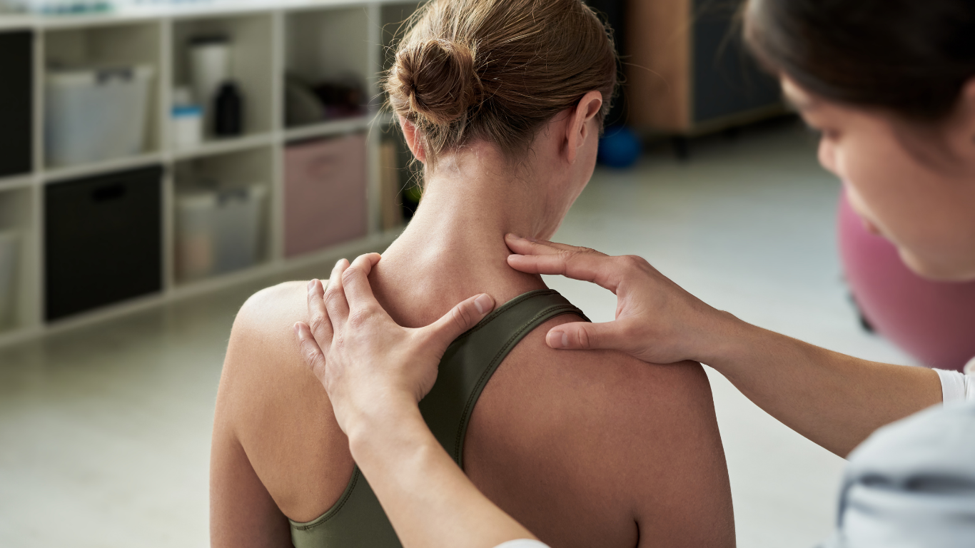 Frau, die gerade in der Physio behandelt wird