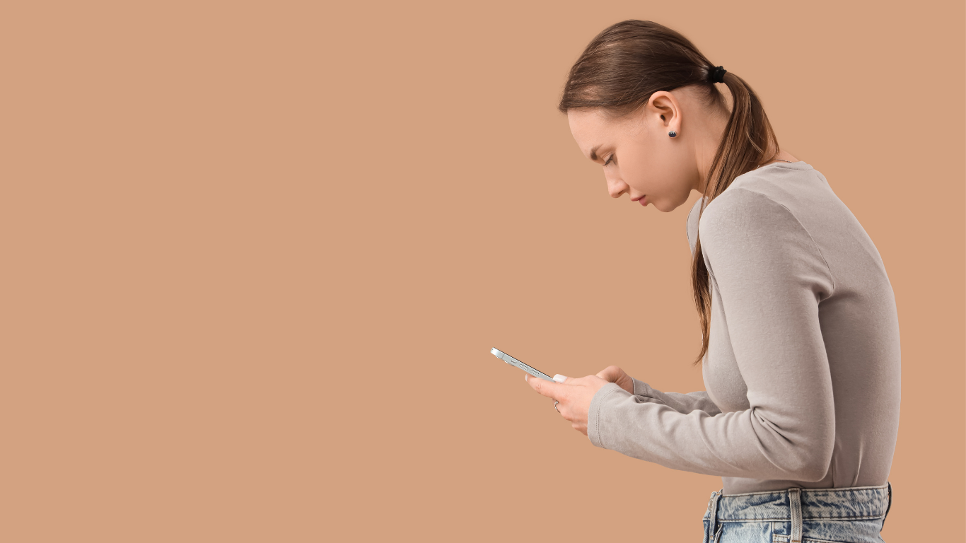 Frau die auf ihr Handy schaut und einen Rundrücken macht!