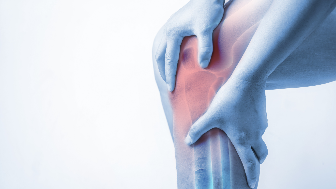 Mann fasst sich an Knie